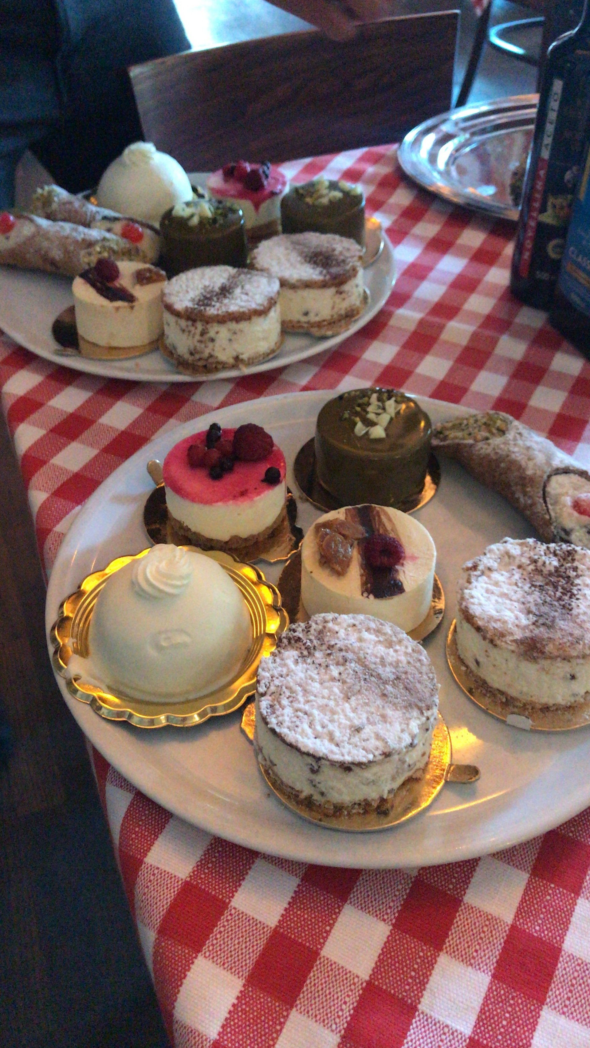 Ein Teller mit Desserts auf einem Tisch mit karierter Tischdecke.