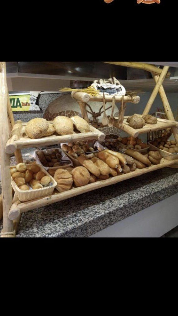 In den Regalen finden sich viele unterschiedliche Brotsorten.