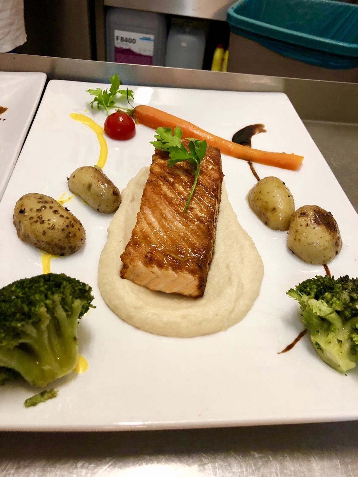 Ein Teller mit Brokkoli, Kartoffeln und Karotten darauf