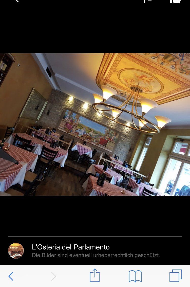 Ein Restaurant mit Tischen und Stühlen und einem Kronleuchter an der Decke.