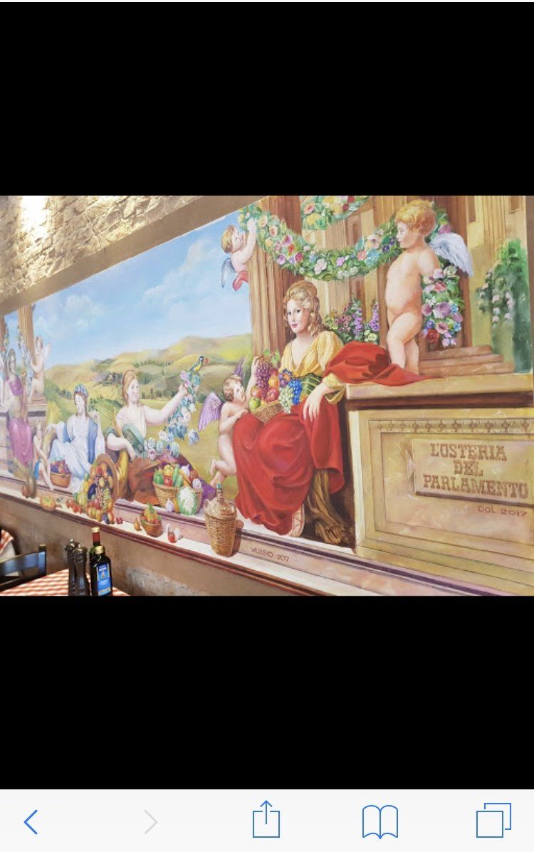 An der Wand eines Restaurants hängt ein großes Gemälde.