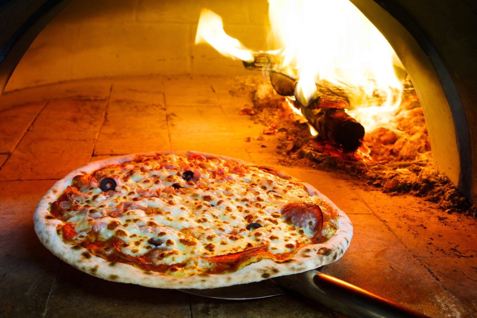 pizza appena sfornata