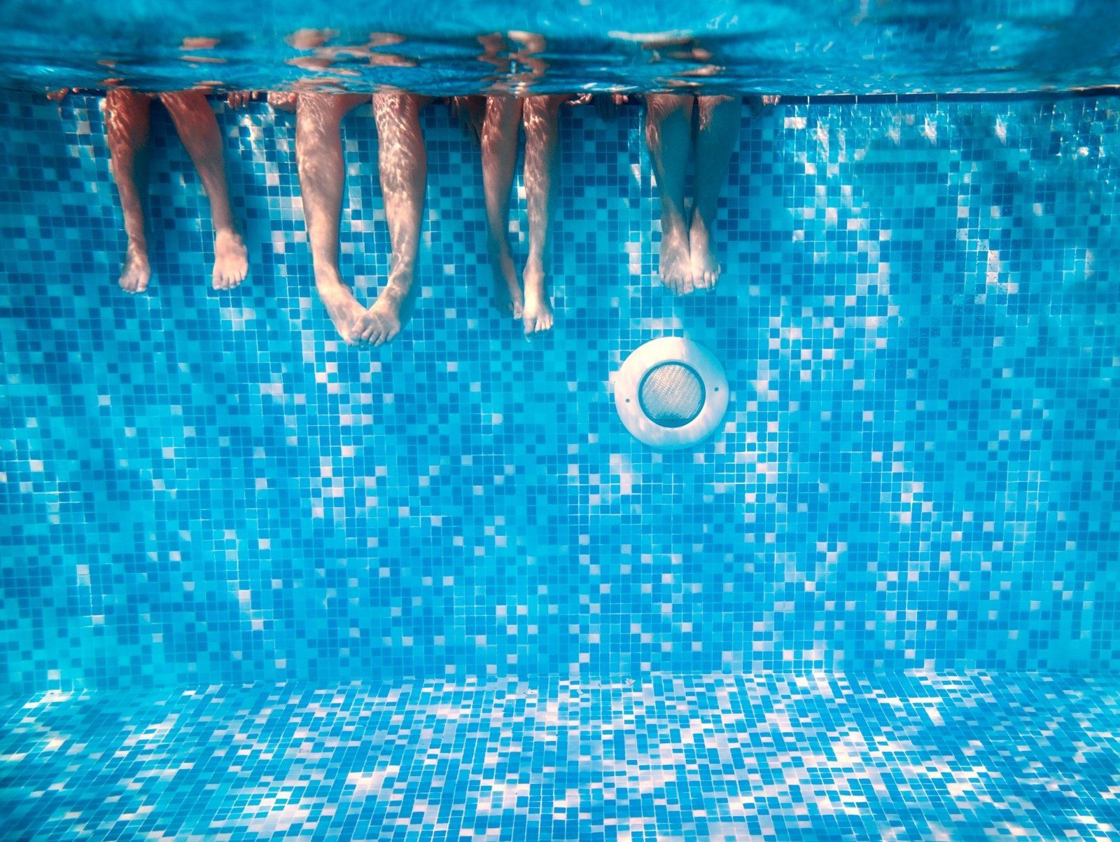 bagnanti in piscina
