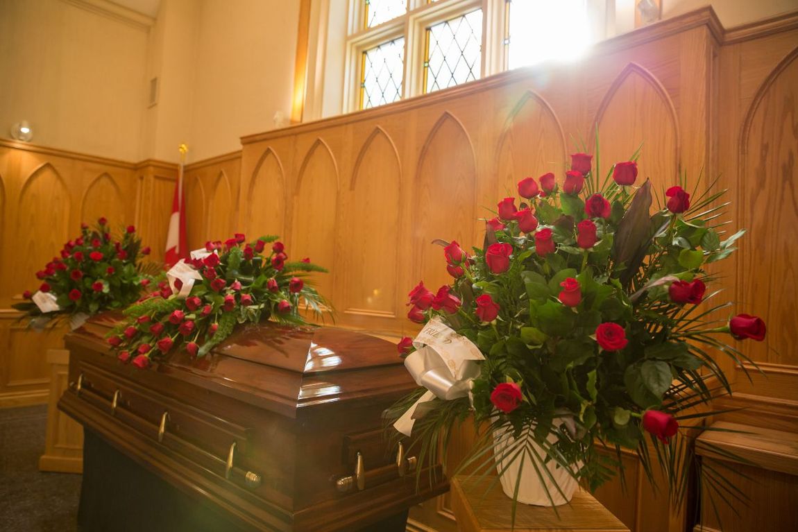 Allestimento funebre di una camera ardente