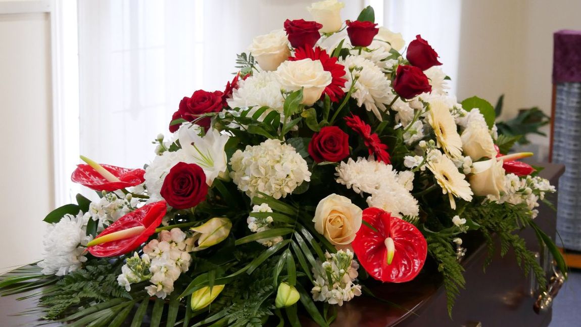 Copricofano con fiori freschi