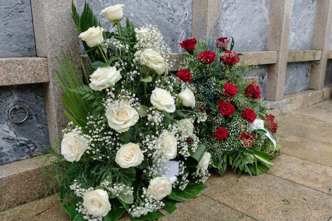 Cuscini funebri con rose bianche e rosse