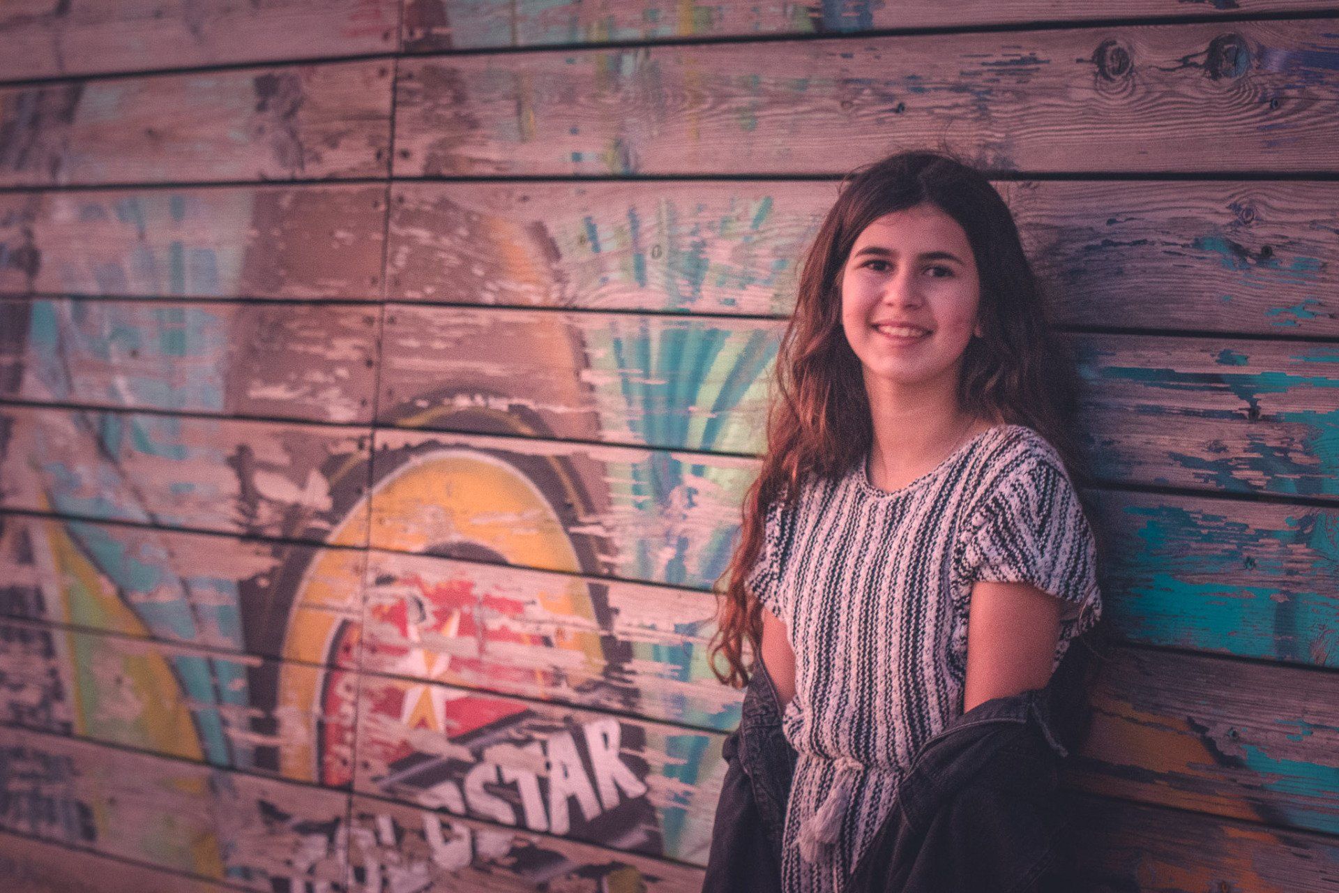 ילדת בת מצווה מביטה למצלמה 