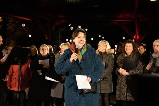 Liesbeth Kies - van Stockum van De Nacht van het Gemis met met De Bontekakelkippen op de Vrijthof in Hilvarenbeek