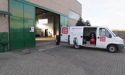 un furgone bianco fuori da un’officina