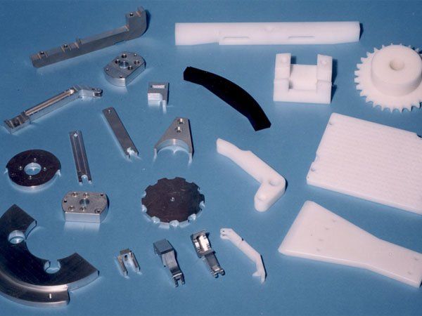 Lavorazione di particolari in materie plastiche e alluminio