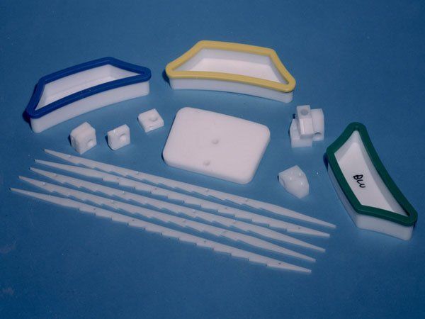 Lavorazione di particolari in materie plastiche
