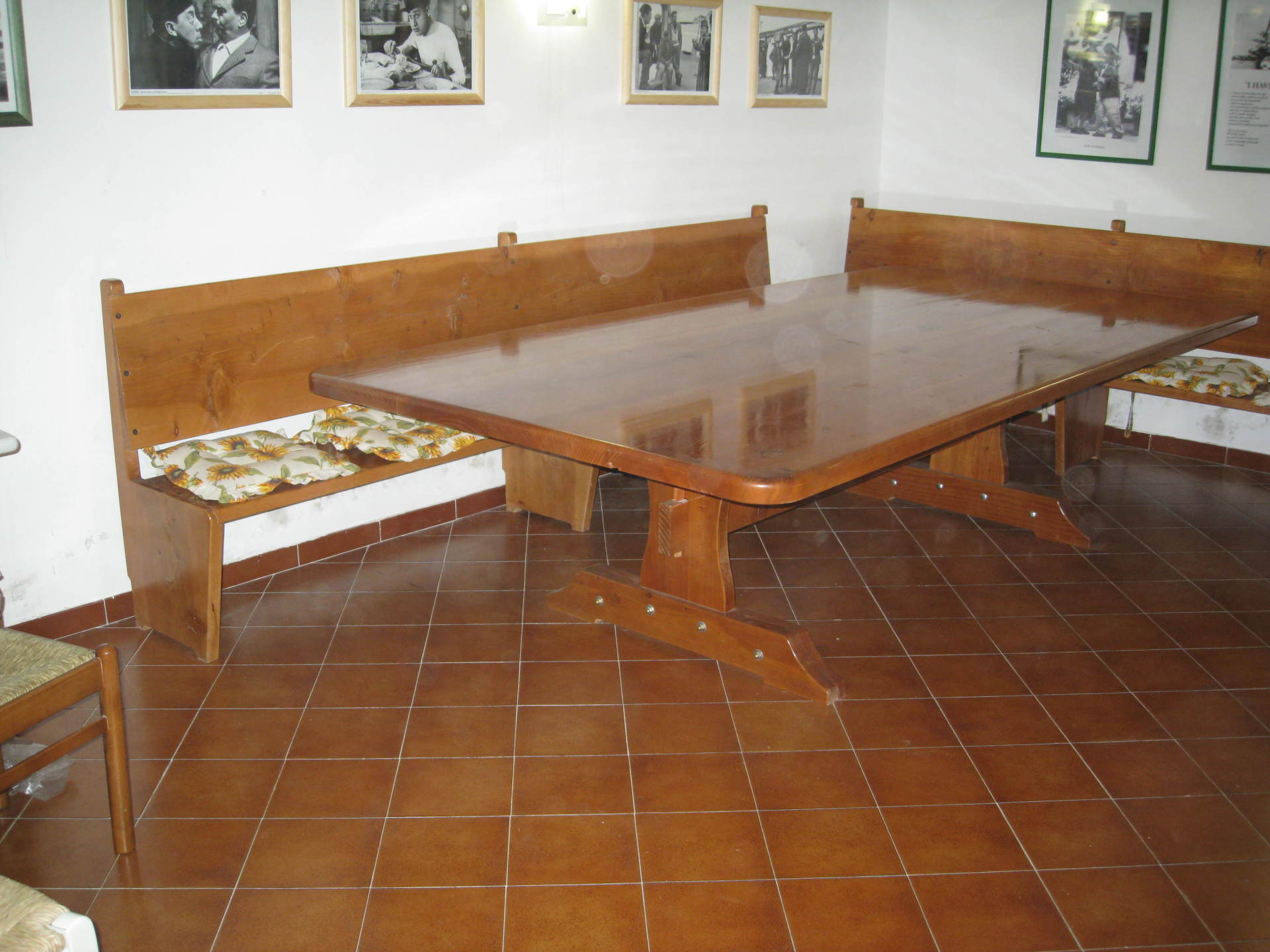 Tavolo e panche in legno