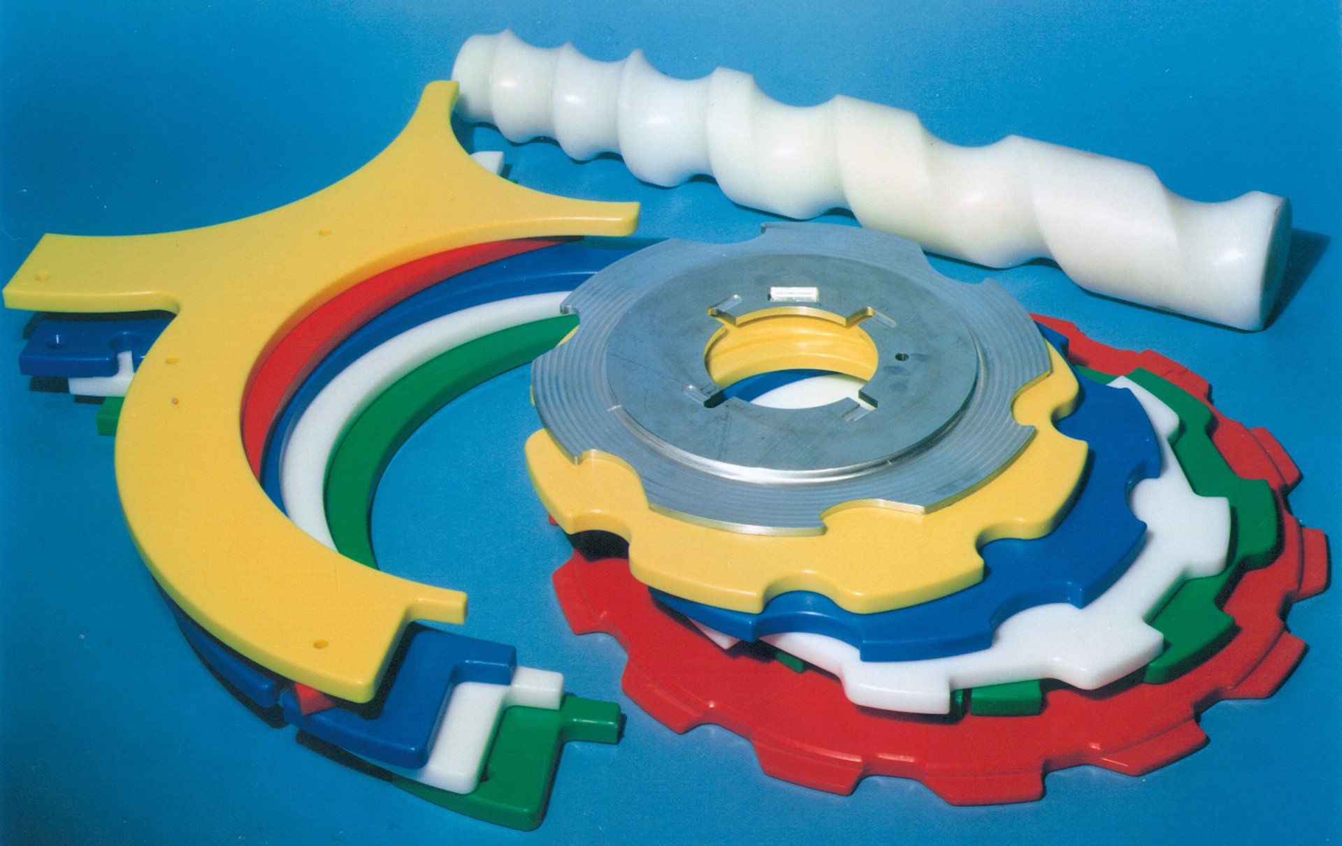 Lavorazione di particolari in materie plastiche e alluminio