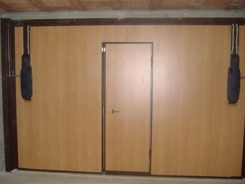 porta in legno con maniglia