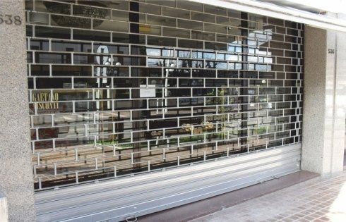 Serramenti in metallo per attività commerciali