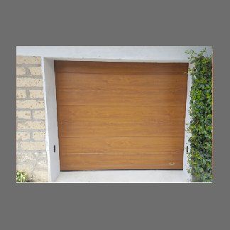 Porta scorrevole con pannelli metallici