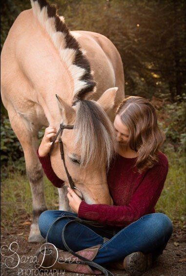 Woman hugging horse - Horse riding lessons in Olalla WA Woman hugging horse - Horse riding lessons in Olalla WA