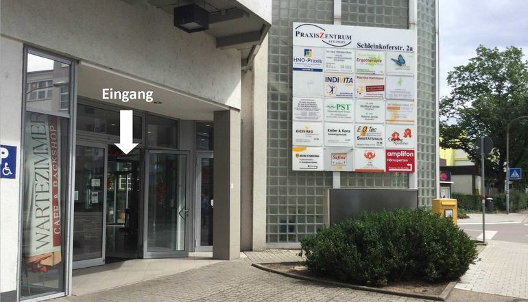 Praxiseingang Zahnarzt Ettlingen, Dr. Kühn