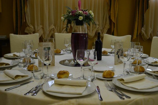 tavolo imbandito per un matrimonio
