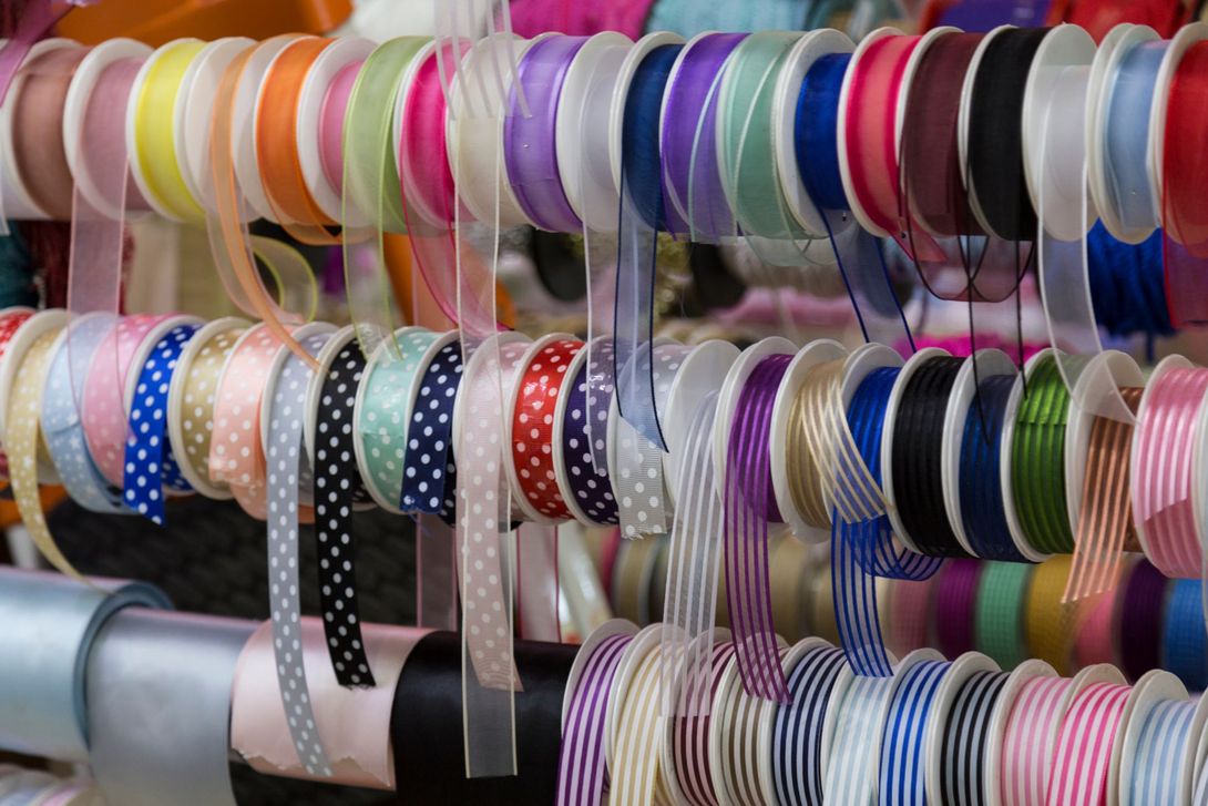 esposizione di nastri colorati