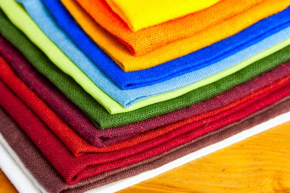 tessuti piegati disposti in ordine cromatico