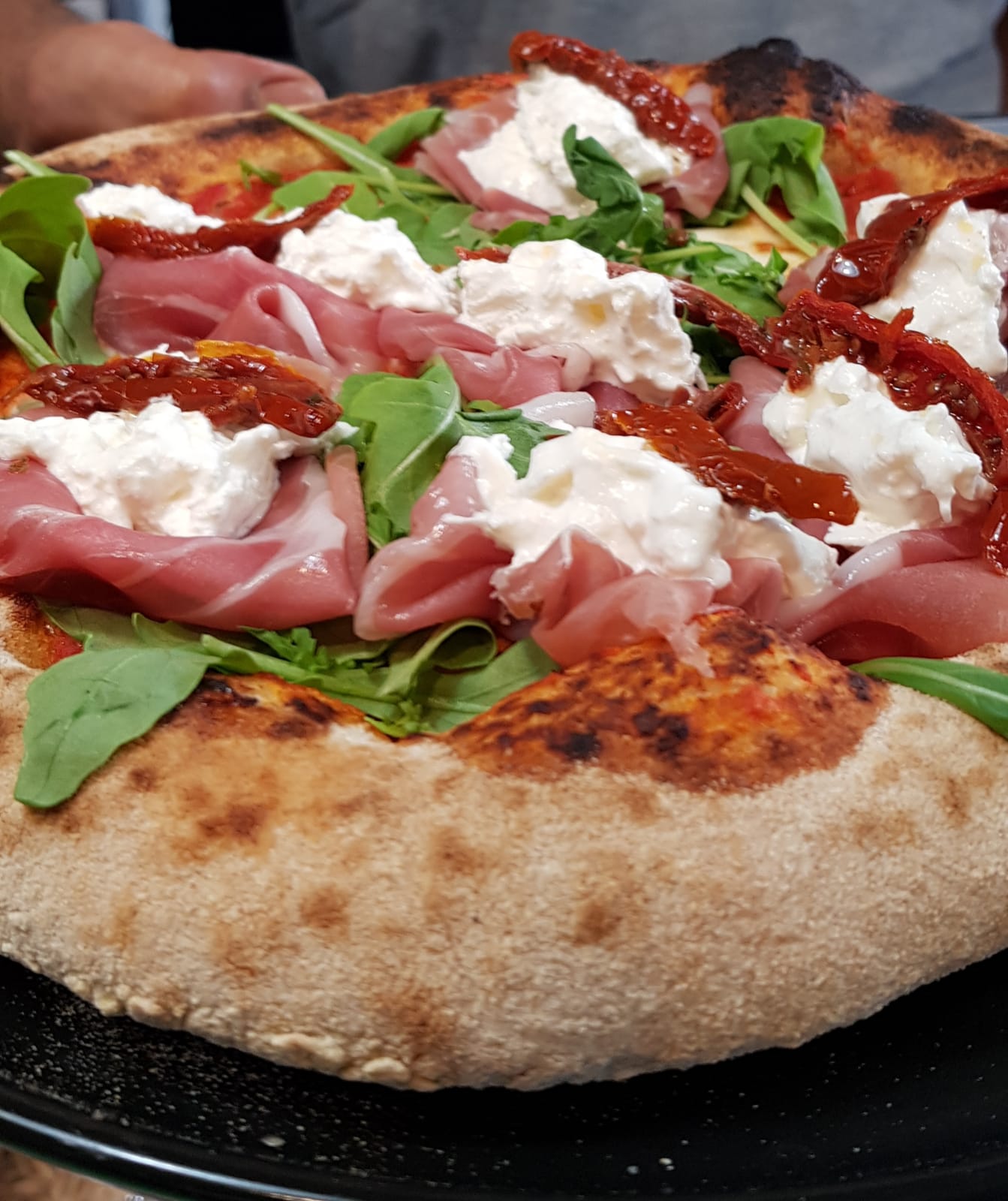 pizza con pomodorini e crudo