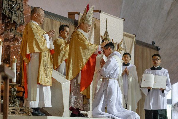 https://sfarchdiocese.org/pictures/2019/4/40%20abc%20cathedra%20hands%20on%20alvins%20head.jpg