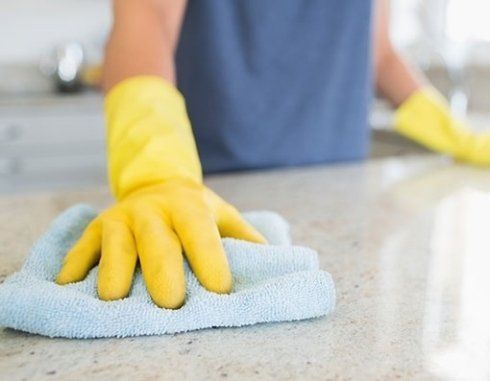 mano che  pulisce la cucina