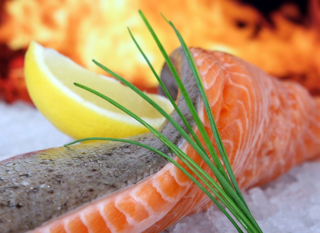 Ein Stück Lachs mit Zitrone und Schnittlauch auf Eis