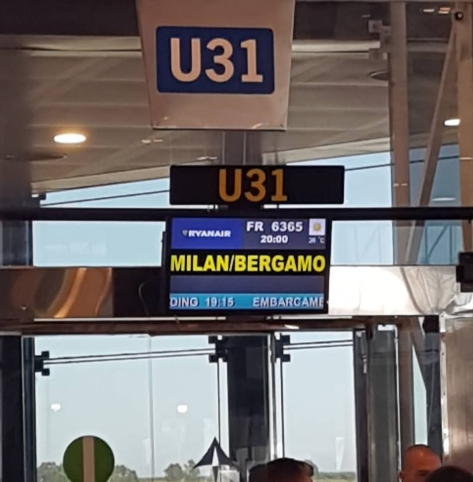 Puerta U31 del aeropuerto con información del vuelo a Milán/Bérgamo. Vuelo FR6365 de Ryanair a las 20:00.