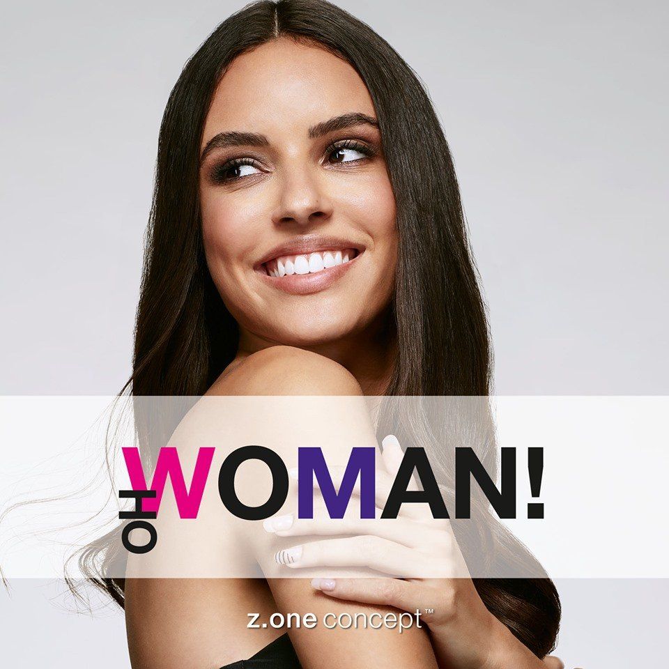 Mujer sonriente, con cabello largo y oscuro, y el texto