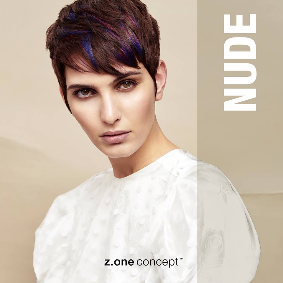 Mujer con cabello castaño corto y reflejos coloridos, con top blanco; superposición de texto