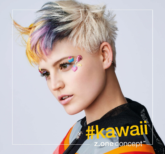 Mujer con cabello corto y colorido y maquillaje; se muestra la palabra