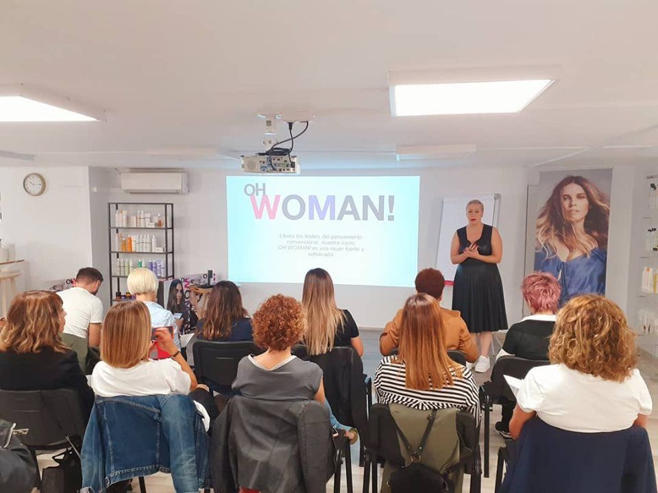 Una mujer dando una presentación sobre