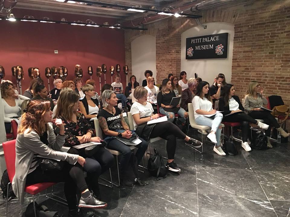 Público en el evento del Fleet Palace Museum, sentado, tomando notas, con una decoración de estilo histórico.