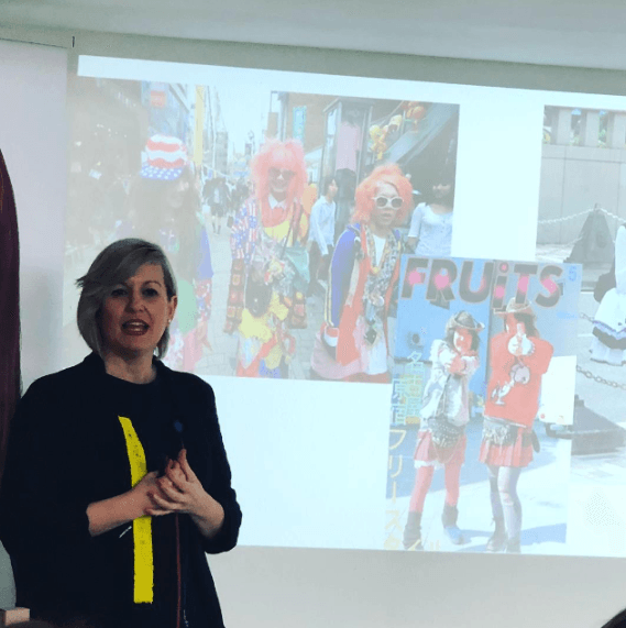Mujer presentando una foto de moda callejera en Tokio.