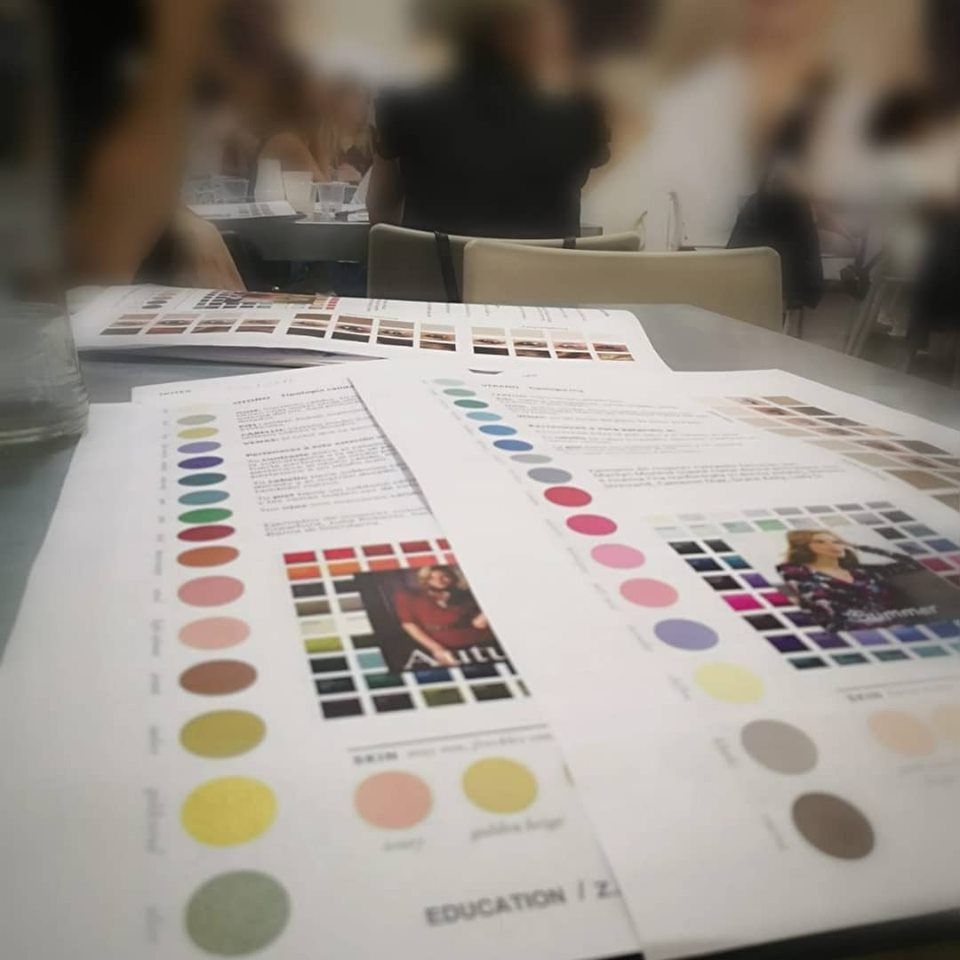 Muestras de color y fotografías de ejemplo sobre una mesa, probablemente para una sesión de diseño o educativa.