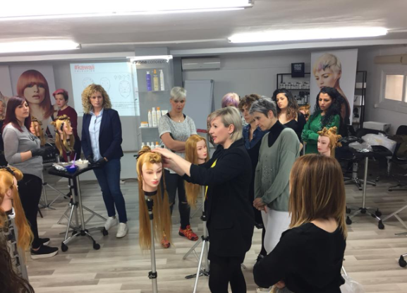 Clase de peluquería: El instructor demuestra las técnicas en un maniquí.