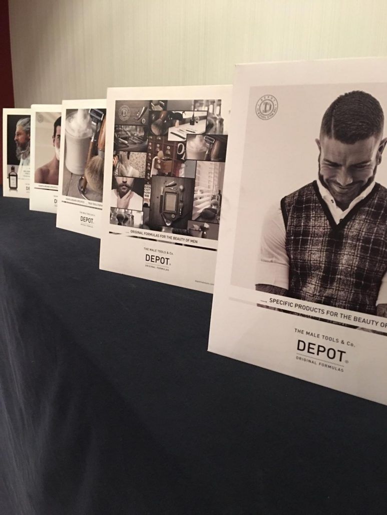 Exposición de impresiones de retratos en blanco y negro sobre una mesa