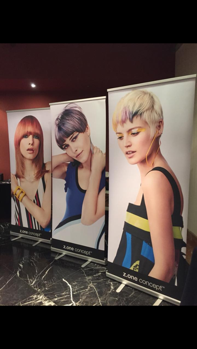 Tres pancartas promocionales que presentan mujeres con diferentes peinados coloridos.