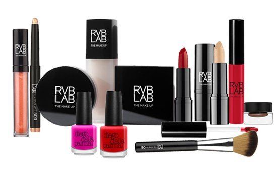 Productos de maquillaje de RVB LAB en color negro y varios colores.