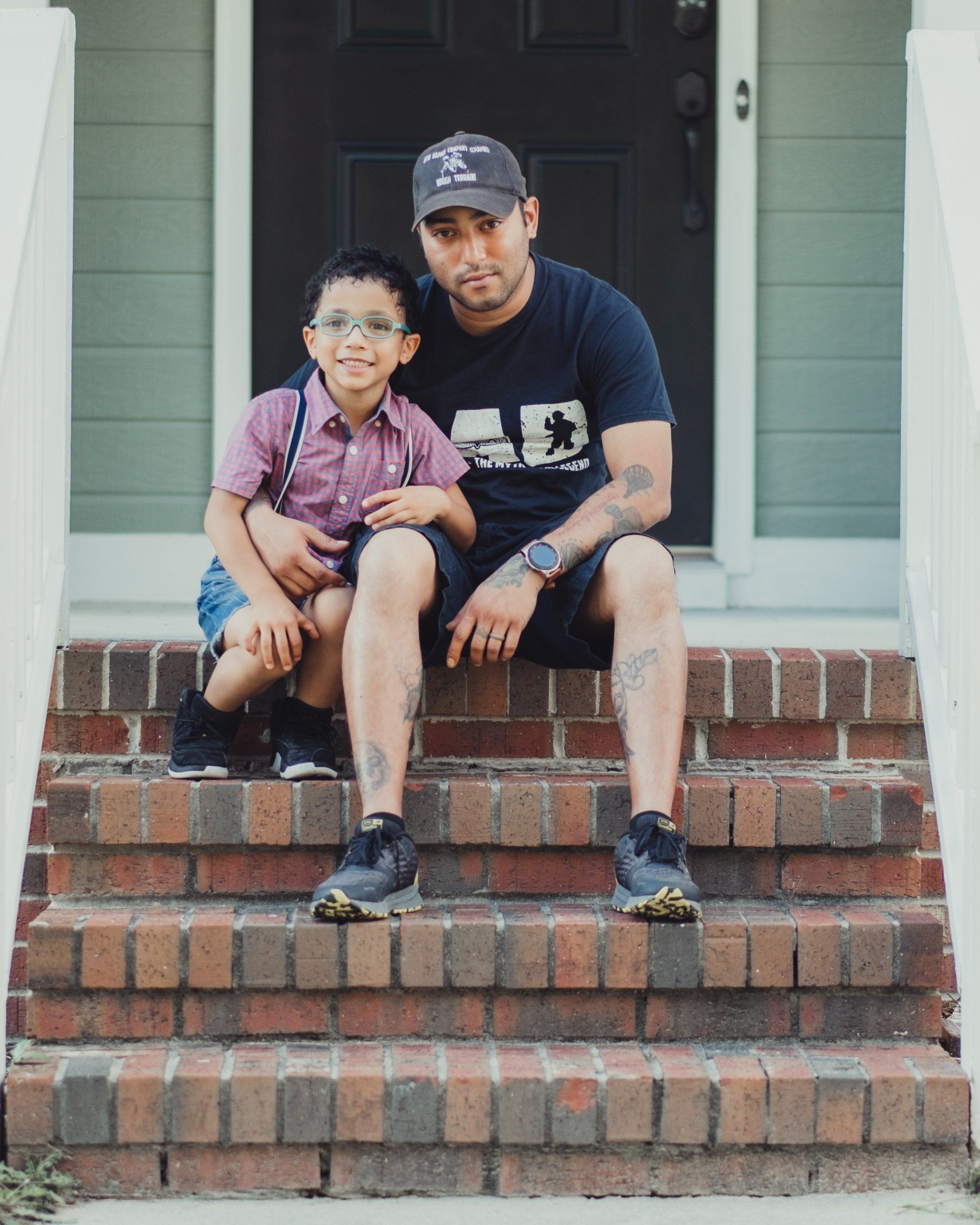 Family Photo Shoot | Front Porch Photoshoot | Outdoor Family Photographer | Professional Family Photography