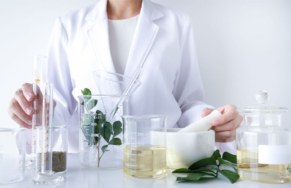 Farmacista con ingredienti per preparazione