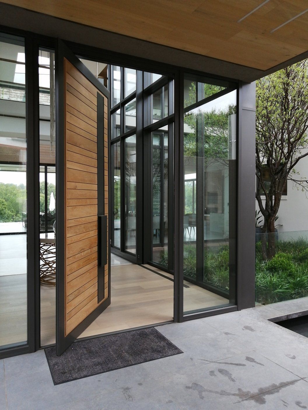Oak in Aluminium Entrance Door by Grapedoor