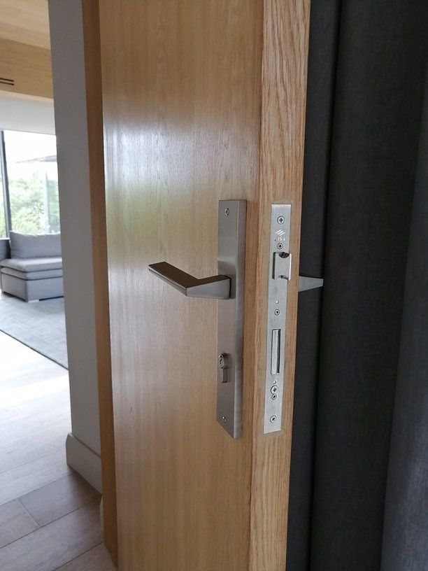 Veneer Door Lock Detail by Grapedoor