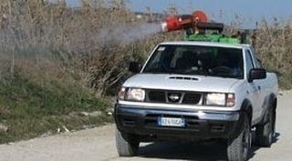 pickup bianco durante una disinfestazione