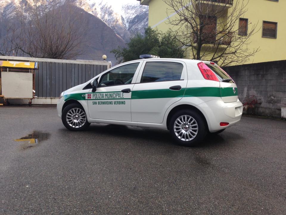 Una Fiat Punto bianca, auto di pattuglia con segnaletica verde e la scritta