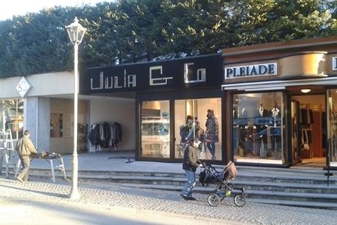 Una veduta dal marciapiede delle vetrine dei negozi, tra cui