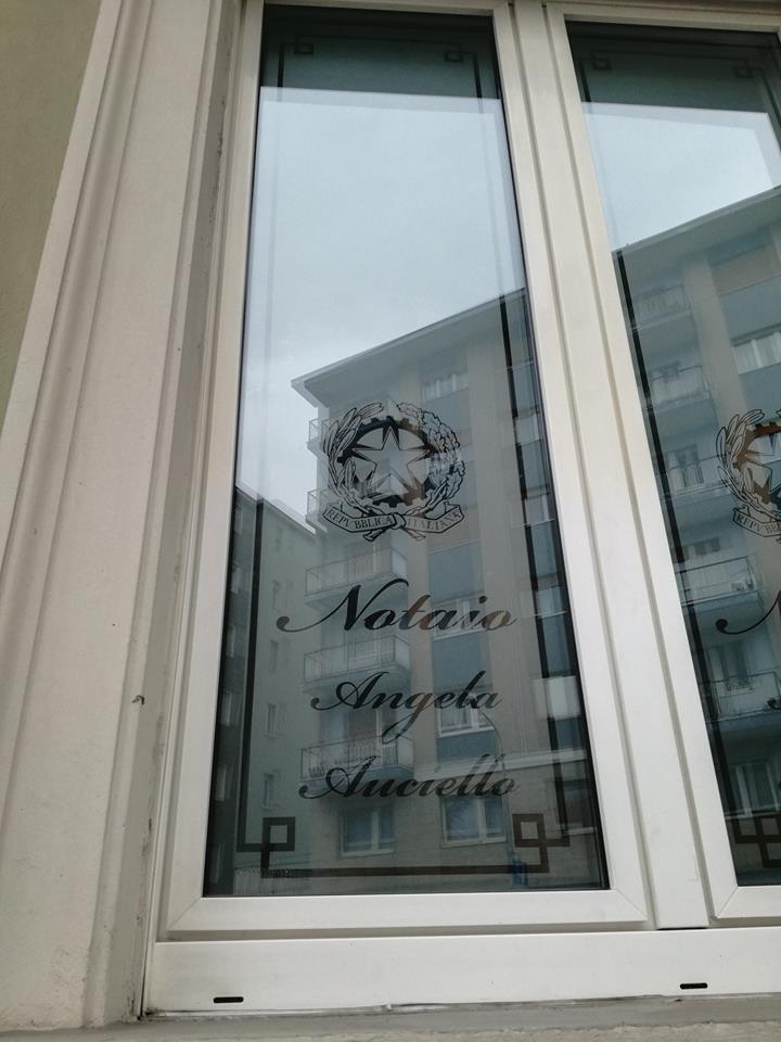 Un adesivo per finestre con la scritta nera
