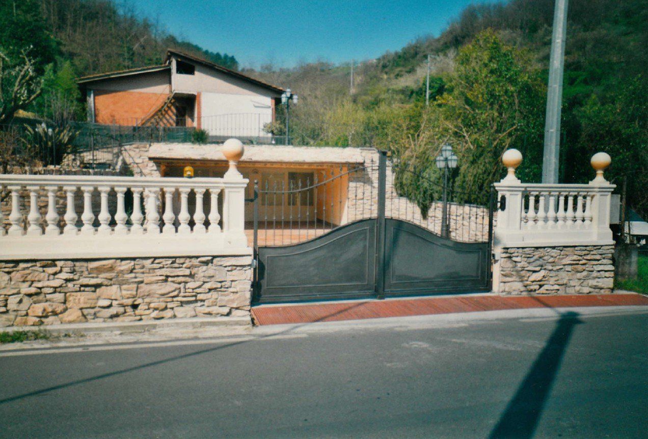 Villa con cancello automatico